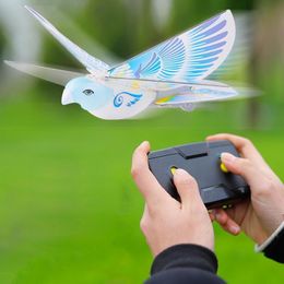 Eléctrico / RC Animales Flying Birds Electronic Mini RC Drone Juguetes Helicóptero 235x275x70mm 360 Grados Flying RC Bird Toy 2.4 GHz Control remoto E-Bird 230525