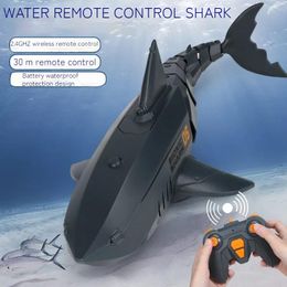 Elektrische RC -boten 2 4G Remote Control Electric Shark Oplaadbare dierentank Bathtub Vis interactief speelgoedjongen Kinderen Boat verjaardag cadeau 230323