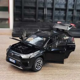 Electric/RC CAR 1 32 Legering Car Model Diecast metaal speelgoedvoertuigen Auto -model Model Simulatie Sound Light Collection Childrens Toy Gift voor RAV4 SUV 240424