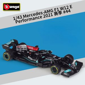 Coche eléctrico RC Bburago 1 43 Mercedes AMG W12 44 Lewis Hamilton 77 Valtteri Bottas Fórmula Uno simulación aleación Super juguete modelo 220829