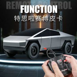 Voiture électrique / RC Nouveau CyberPickup Electric Wireless Remote Control Car 1 14 Tesla télécommande Automobile Childrens Toy Boy T240428