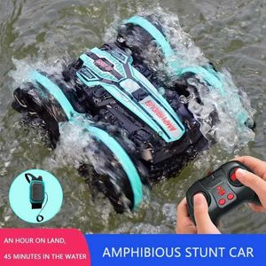 Elektrische/RC-auto nieuwste hightech afstandsbediening auto 2.4G amfibische stunt RC auto dubbelzijdig tuimelende drijvende drijvende kinderen elektrisch speelgoed voor Boyl231222