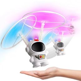 Avion électrique RC créatif Mini astronaute Drone dessin animé Spaceman volant Robot jouets avec chargement USB contrôle manuel hélicoptère enfants cadeau 230921
