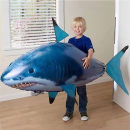 Electricrc Animals Electric afstandsbediening Vliegende Shark luchtopplantbare vis bruiloftspeelgoed Kinderen haaienmanipulatie 220914