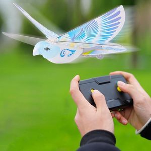 Electricrc Animaux Flying Birds Electronic Mini RC Drone Toys Helicopter 360 degrés Toy 24g Remote Contrôle EBIRD RECHARGable 230811