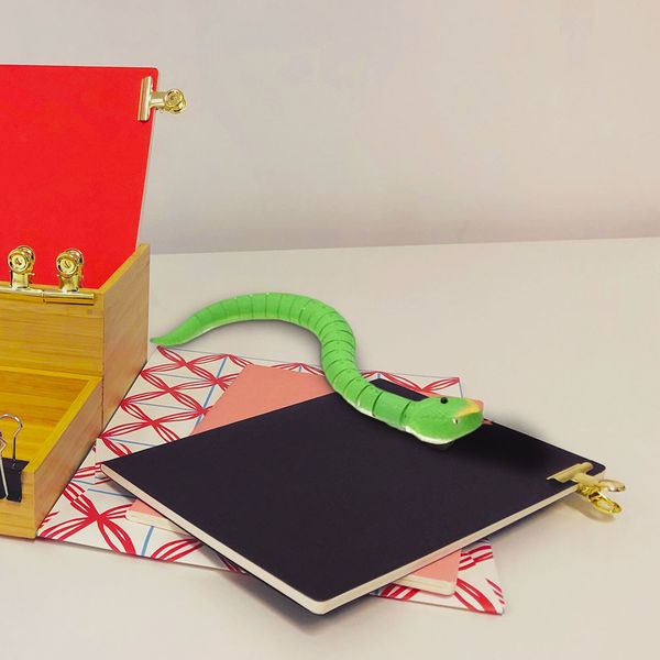 Électricrc Animals Trick Fake Snake Toy Télécommande électrique Imitation avec lampe de poche Real RattleSnake Pet Model Cat Birthday Gift 230811