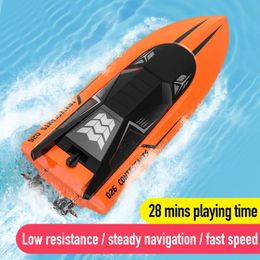ElectricRC Boats RC boot met afstandsbediening voor zwembaden en meren 15 km 24 GHz Elektrisch racespeelgoed Kinderen Volwassenen Alarm voor lage batterijspanning 230906
