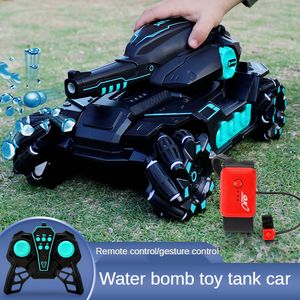 Electricrc CAR 24G grote 4WD Tank RC Water Bomb Shooting Competitief speelgoed Elektrisch gebaar Drift Stunt Offroad Kids cadeau 230518