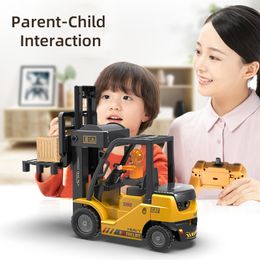 Electricrc Car 24GHz afstandsbediening RC Forklift Truck Engineering Voertuigen Kranen Liftable Spray Simuled Sound Toys for Children's Gifts 230814