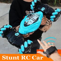 Electricrc CAR 4WD 1 16 Stunt RC -auto met LED -lichte gebaar Inductie Deformatie Drapping Klimmen Radiegerichte auto Elektronisch speelgoed voor kinderen 230823