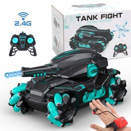 ElectricRC Car Rc Tank Toy 24G Radio Controlado 4WD Crawler Bomba de agua Control de guerra Gestos Multijugador RC para niños Regalo 230325