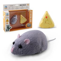 Toys de souris à distance électronique Toys pour les chats Toy interactif Cat taquin en peluche Émulation de souris délicate Batterie de construction 240514