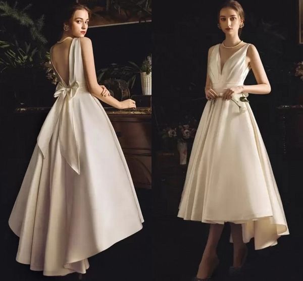 Élégante robe de mariée courte trapèze 2023 col en V sans manches Hi Lo Satin femmes robes de mariée dos nu sur mesure robes De Noiva221J