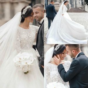 Une ligne élégante robes de mariée 2021 Arabe Moyen-Orient à manches longues en dentelle Appliqued Robes de mariée Plus Size robe de Novia