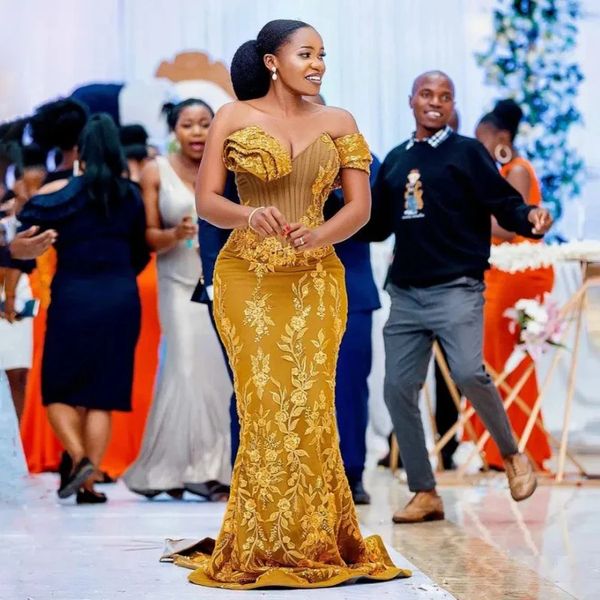 Elegantes vestidos de noche de sirena de oro africano nigeriano Ruchada fuera del hombro Largos largos Vestidos de fiesta de la fiesta Apliques Corset Prom Vestido 2024