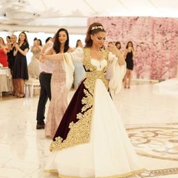Elegante Albanese Kaftan Avondjurken Flare Lange mouwen Turkije Arabische Dubai Formele evenementenjurken Burgundy Velvet Gold Lace Appliques Floor Lengte Prom Outfit 2023