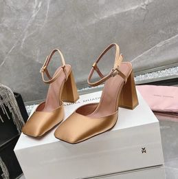 Sandalias elegantes Amina Muaddi Zapatos de vestir de satén para mujer Tacón grueso de 9,5 cm Diseñador de lujo Slingbacks Hebilla Punta cuadrada Sandalias de fiesta con punta envuelta