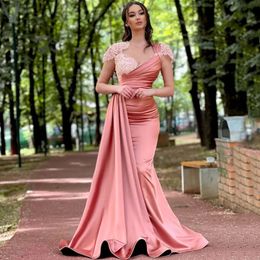 Elegante Arabische Dubai Roze Zeemeermin Avondjurken Sheer Ronde Hals Cape Korte Mouw Kant Appliqué Lange Satijnen Prom Feestjurken Speciale Gelegenheid Jurk