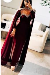 Robes de soirée élégantes arabes longues bordeaux avec col haut Cape Crsyatsl paillettes perlées chérie gaine sexy robe d'occasion formelle pour les femmes