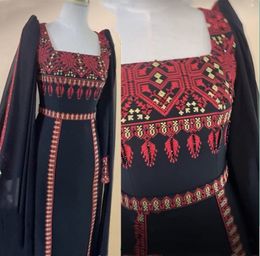 Elegante Arabische Marokkaanse Kaftan rechte avondjurken met lange cape mouwen rode borduurwerk formele evenementenjurken Midden -Oosten moslim prom slijtage 2023