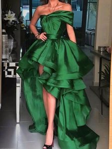 Elegant Arabisch One Shoulder Prom Dresses A-Line High Low Satin Special OCN-jurken Korte voorkant Lange rug Vrouwen avondjurk