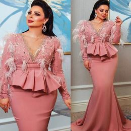 Elegante árabe rosa sereia vestidos de noite frisados com decote em v penas mangas compridas cetim vestido de baile para mulheres plus size vestidos de festa formais 2023