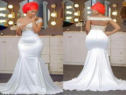 Élégant robes de bal de style ASO Ebi Vneck OffshoLder White Satin Trumpet Robe de soirée 2017 African Hollow Sweep Train Dubaï Ara9446432