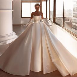 Elegante Ballgown Wedding Jurk 2024 Strapless Pearls Moderne bruidsjurken Sweep trein Satin Arabisch Dubai Big Bow Vestido de Novia 0528