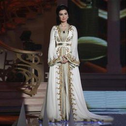 Robes de soirée élégantes perlées de Dubaï col en V appliqué manches longues robes de bal une ligne balayage train côté fendu robe formelle arabe