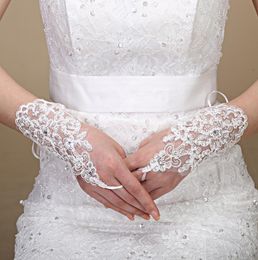 Elegante korte bruidshandschoenen met kant en kralen, vingerloos wit rood ivoor bruiloftaccessoires3592670