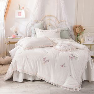 elegante beddengoed koningin ware grootte 100% katoen rok borduurwerk dekbedovertrek wit roze bed set platte plaat T200706