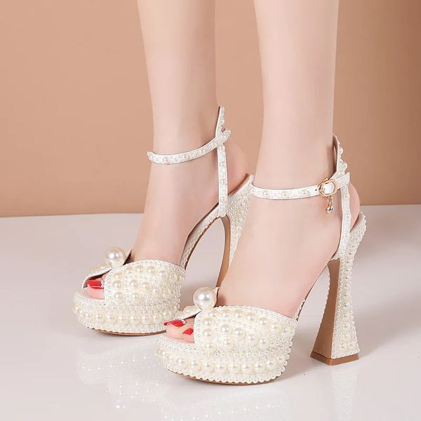 Elegantes sandalias de calzado de boda blanca de gran perla