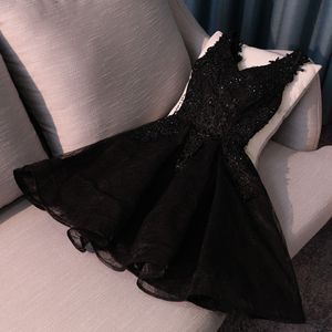 Elegante zwarte cocktailjurken 2021 TULLE Appliques Mouwloze kralen diploma -jurken zaderen korte prom jurk Homecoming Dress 2904