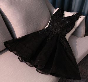 Elegante zwarte cocktailjurken 2021 TULLE Appliques Mouwloze kralen diploma -jurken zaderen korte prom jurk Homecoming Dress1416279