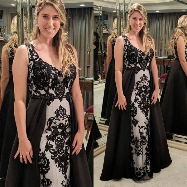 Elegantes vestidos negros para la madre de la novia Cuello en V Sin mangas Apliques de encaje Hasta el suelo Vestidos para la madre Tren desmontable Vestido de invitados de boda