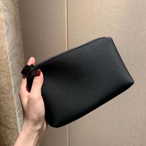 Elegantes bolsas de cosméticos de nailon negro Hombres para mujer Accesorios de maquillaje Bolsa Diseñadores Bolsa de viaje Linda mini bolsa de maquillaje Moda Cremallera walle248j