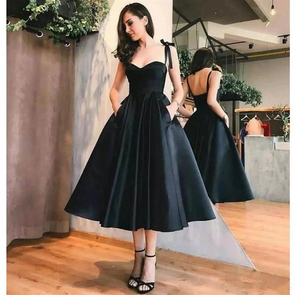 Elegantes vestidos de cóctel cortos negros Correas de espagueti Vestidos de fiesta cortos Vestidos de fiesta Negro Una línea Vestido de noche Longitud del té Personalizado 248R