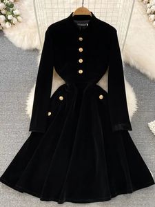 Robe élégante en velours noir automne hiver vêtements épais femmes Vintage manches longues en métal simple boutonnage poche dames robes 240113