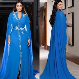 Elegantes vestidos de noche musulmanes azules con capa con cuello en V frente dividido gasa Kafan vestido de noche Apliques de encaje con cuentas árabe Dubai vestidos de novia