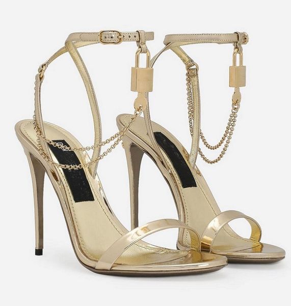 Elegante marca Sandalias de piel de becerro Zapatos Cadena adornada con dijes Oro Negro Charol Tacones altos Vestido de fiesta Sandalias de gladiador de boda EU35-43