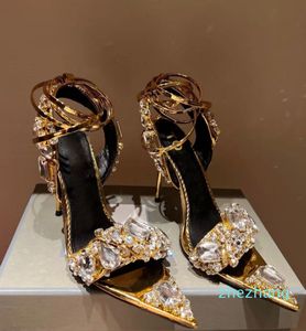Zapatos de sandalias metálicas de marca elegante CRISTAL CRISTAL CONTRIJO Tobillo de piedra Tacos Stiletto Tacones Gladiadores Sandalias Mujeres Partido de la noche del dedo del pie Pombas de dedo del dedo del pie