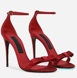 Marque élégante femmes Keira sandales chaussures Satin Bow talons hauts noir rouge fête mariage pompes gladiateur Sandalias avec boîte.