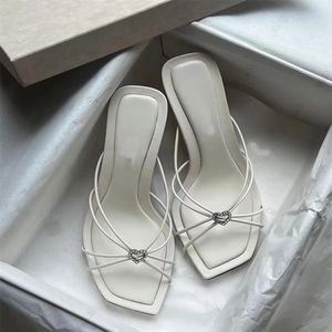 Élégante marque Femmes Sandals Chaussures Toe Square Nappa Coeurs en cuir Crystal Mule Slim Noute STAPS LADES HAUT