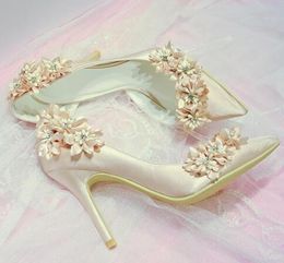 Chaussures de mariée élégantes à talons hauts avec fleur de champagne, chaussures de mariée à bout pointu vide sur le côté, chaussures de mariée à talons hauts, vraies photos