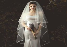 Elegante bruids sluiers bruid sluier vingertop lengte twolayer eenvoudige handgemaakte nobele tule lint rand bruiloft sluier hoofddeksel kam1091172