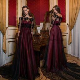 Robes de soirée bordeaux élégantes Appliqued Sheer Bateau Neck Buttons Retour Robes de bal avec demi-manches Plus Size Robe de soirée en tulle