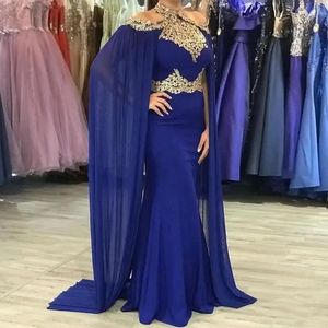 Elegante cape zeemeermin avondjurken met gouden kanten Appliques Royal Blue Chiffon Long Cloak Arabisch lange formele gelegenheid jurken voor vrouwen 2024