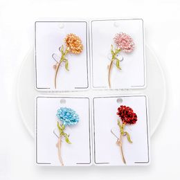 Broches de fleur de carnation élégante pour les femmes de fête de fête Brooch Vêtements de mode épingles en métal bijoux de mariage cadeaux d'anniversaire