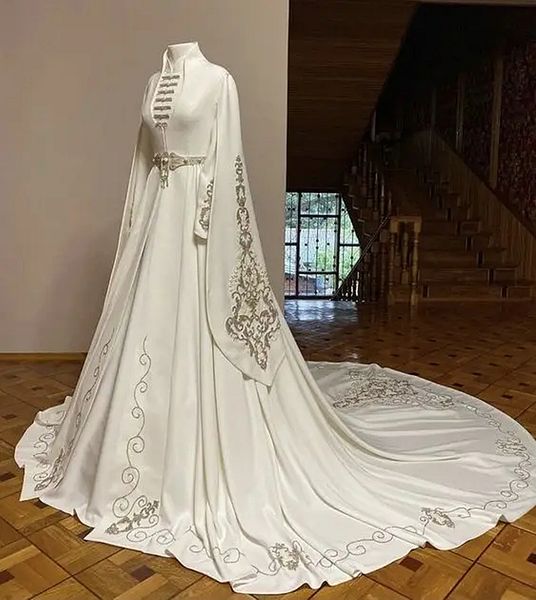 Robes de mariée élégantes Caucase à manches longues broderie argentée