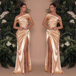 Elegante champagne goud zeemeermin bruidsmeisje jurken van de schouder charmeuse prom jurk split avondjurken